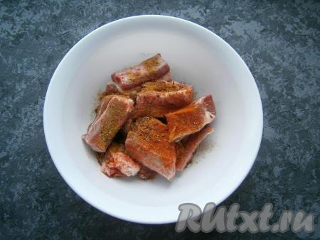 Посыпать свиные ребрышки специями, солью, молотым перцем чили.