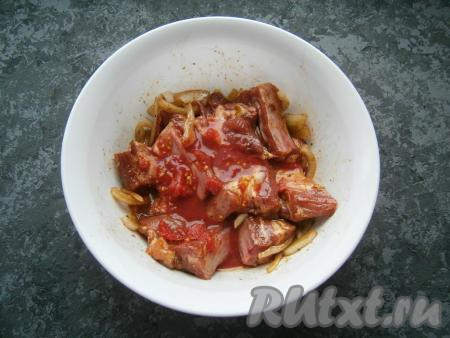 Тщательно ребрышки перемешать, влить растительное масло, томат (или томатный соус).&nbsp;