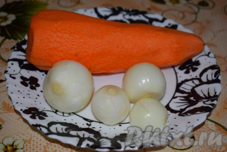 Очистим морковь и лук.