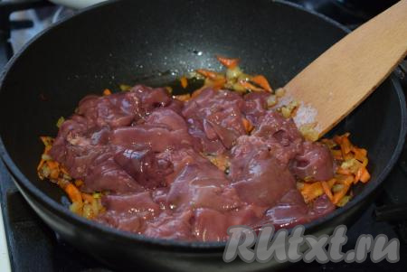 К овощам, обжаренным до полуготовности, добавим куриную печень и перемешаем. Делаем огонь слабым и обжариваем печень с овощами, примерно, 10-12 минут, периодически помешивая.