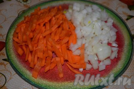 Нарежем лук на мелкие кубики, а морковь - тоненькой соломкой.