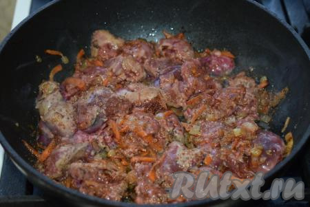 Солим, перчим и сдабриваем специями наше блюдо. Куриная печень будет готова, когда при прокалывании кусочка жареной печенки ножом или вилкой перестанет выделяться кровь. В жарке печени очень важно ее "не передержать", иначе печенка будет жёсткой и "резиновой".