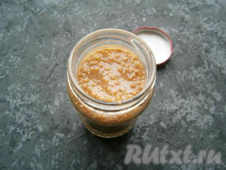 Переложить французскую горчицу, приготовленную в домашних условиях, в чистую и сухую баночку, закрыть крышкой и поместить в холодильник дозревать на 1-2 суток.