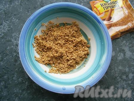 Зерна горчицы промыть холодной водой, дать стечь жидкости. Поместить зерна горчицы в мисочку или стеклянную баночку.