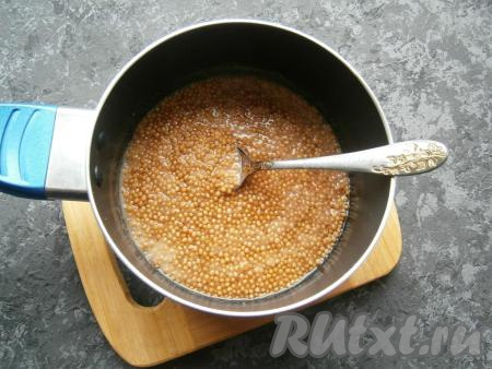 Затем переложить горчицу вместе с маринадом в ковшик или кастрюльку, довести до кипения, варить на слабом огне 2 минуты.