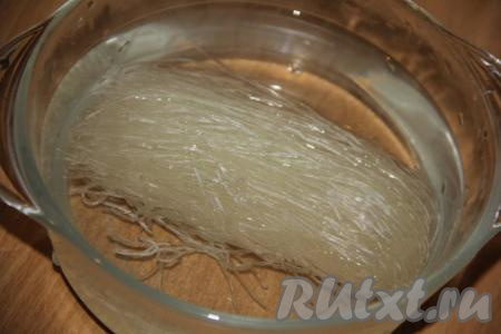 В отдельную ёмкость выложить фунчозу, полностью залить кипящей водой и оставить минут на 5-7.