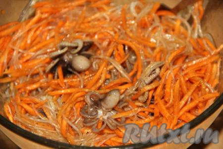 Перемешать фунчозу с осьминогами и морковью, затем влить уксус, растительное масло и соевый соус. Еще раз тщательно перемешать салат и оставить на 4-5 часов в холодильнике.