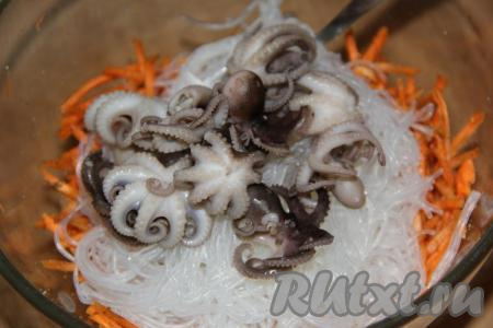 Добавить к моркови фунчозу и вареных осьминогов.