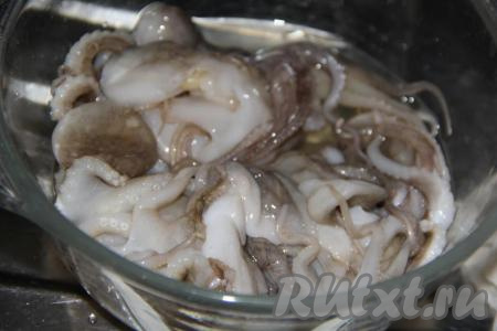 Разморозить мини осьминогов при комнатной температуре, затем хорошо промыть под проточной водой. У меня осьминоги уже очищенные.