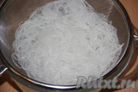 По прошествии времени откинуть фунчозу на дуршлаг, а затем промыть холодной водой.