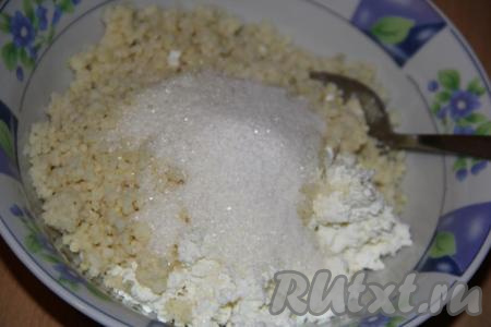 Добавить сахар и ванильный сахар.