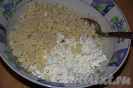 Соединить творог и пшённую кашу.