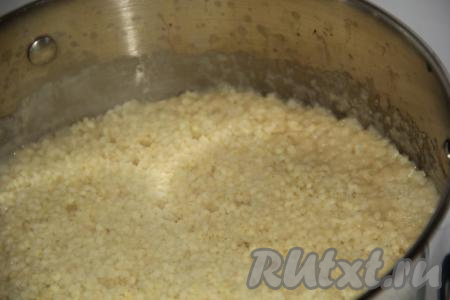 Можно использовать пшенную кашу, оставшуюся после ужина или завтрака, а можно сварить кашу непосредственно для запеканки. Для приготовления каши 50 грамм пшена хорошо промыть, залить холодной водой в соотношении 1:2 (1 часть пшена и 2 части воды),&nbsp;добавить щепотку соли.&nbsp;Довести до кипения, убавить огонь до минимума и варить кашу под крышкой, периодически перемешивая, до полного испарения воды (примерно, 15-20 минут). Дать готовой пшенной каше немного остыть.