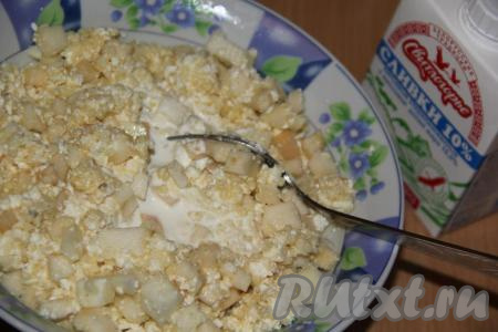 Затем влить сливки (или молоко) и перемешать.