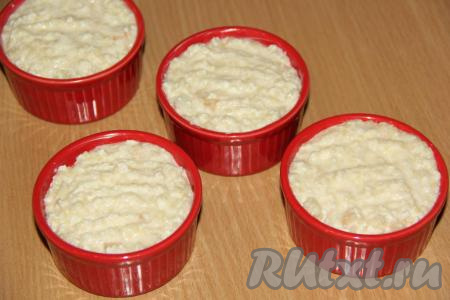 Разложить творожно-пшенную массу по формам, заполняя их полностью. У меня получилось 4 порции.