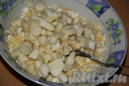 Яблоко очистить, удалить семена, нарезать на мелкие кубики, добавить в общую массу и перемешать.