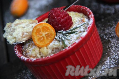 Подать творожно-пшенную запеканку в горячем виде. По желанию, можно украсить запеканочку свежими ягодами и присыпать пудрой.  Запеканка, приготовленная из пшенной каши с творогом, получается очень вкусной и нежной, а в холодном виде она напоминает десерт.