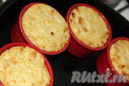 Готовить запеканку из пшенной каши с творогом в разогретой духовке при температуре 200 градусов, примерно, 25-30 минут. Запеканка покроется красивой золотистой корочкой.