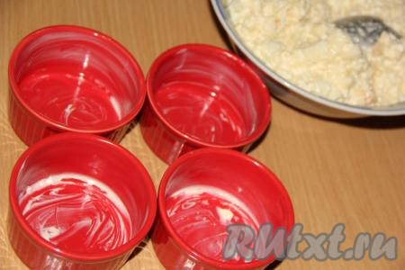 Формы для запекания смазать сливочным маслом. Я приготовила запеканку порционно, можно сделать и в одной большой форме.