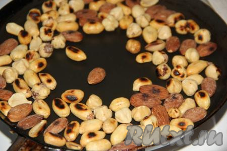 Орехи обжарить на сухой сковороде, помешивая (или подсушить в духовке).