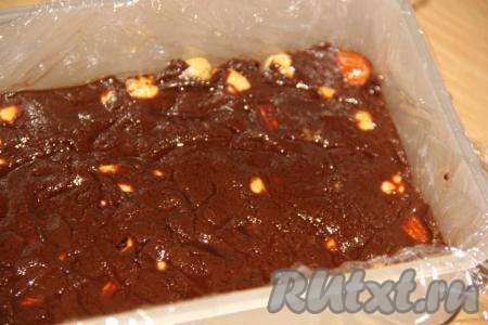 Пластиковый лоток застелить пищевой плёнкой. Выложить массу в лоток и разровнять.