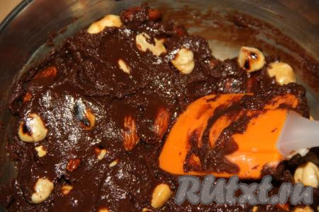 Перемешать массу, все орехи должны покрыться шоколадной массой.