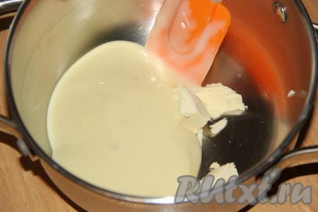 Затем влить сгущенное молоко. Поставить сотейник на средний огонь.