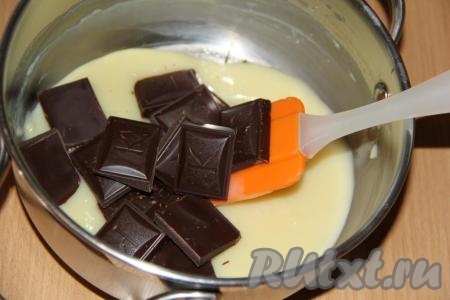 Шоколад поломать на кусочки и добавить в сотейник. Посолить.