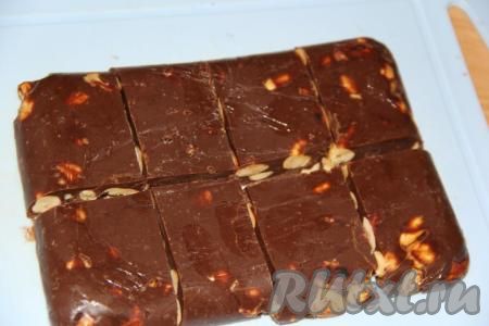 Нарезать плитку на квадратные или прямоугольные конфетки и подать к столу. Нежный вкус шоколадного фаджа в сочетании с орехами никого не оставит равнодушным.