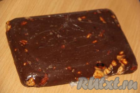 Закрыть лоток крышкой и поставить шоколадный фадж в холодильник на пару часов (до застывания). Затем достать плитку из лоточка и снять плёнку.