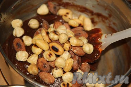 Добавить в тёплую массу орехи.