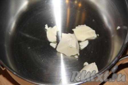 В сотейник выложить сливочное масло. Лучше взять масло хорошего качества.