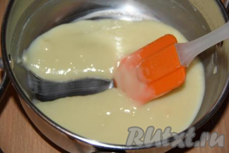 Варить массу при постоянном помешивании минут 5-7. Постепенно масса будет становиться более густой. Готовность проверить так: если провести лопаткой по дну сотейника, масса не должна растекаться, а останется след (как на фото). Снять сотейник с огня.