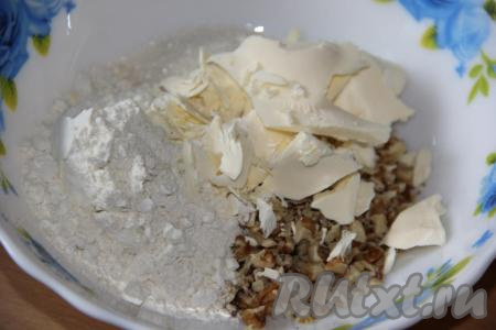 Для приготовления орехового штрейзеля (посыпки) для булочек с джемом, нужно соединить грецкие орехи, порубленные ножом, сахар, муку и холодное масло, нарезанное на кусочки.