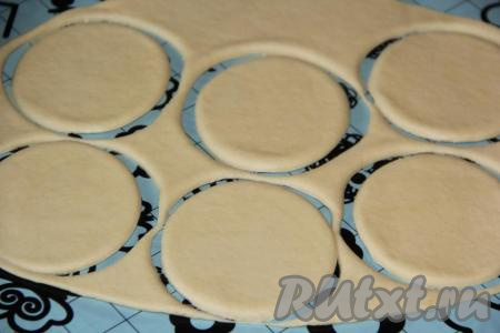 Раскатать тесто в пласт (не тонко). Вырезать кружочки стаканом (или формой).