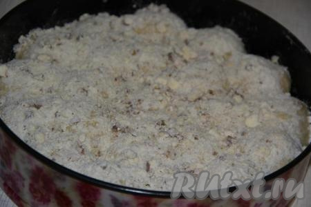 Перед отправкой дрожжевых булочек в духовку посыпать их ореховым штрейзелем. Поставить в духовку, разогретую до 200 градусов, примерно, на 45 минут. Булочки должны покрыться золотистой корочкой.