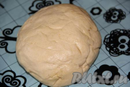 Тесто увеличится в размере в два-три раза. Готовое тесто выложить на стол и обмять.
