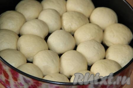 Форму, лучше разъёмную, смазать растительным маслом. У меня форма диаметром 28 см. Выложить булочки (у меня получилось 22 булочки с джемом) в форму и оставить для расстойки на 1 час.