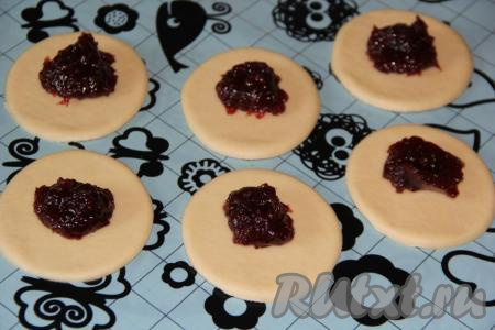 На середину каждого кружочка выложить по 1 чайной ложке джема. Из каждого кружочка сформировать круглую булочку с начинкой внутри. Из указанного количества ингредиентов у меня получилось 22 булочки. Ещё немного дрожжевого хрущёвского теста осталось, из него я сделала пиццу.