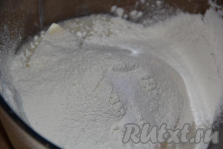 В глубокую миску влить опару, добавить кусочки маргарина, всыпать стакан муки и соль.