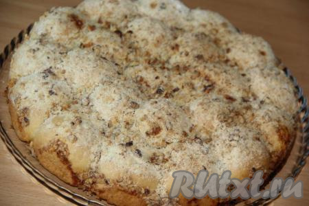 Вот таким красивым получился пирог из булочек, немного остудить выпечку и снять бортики формы. Переложить аппетитные булочки с джемом на тарелку.