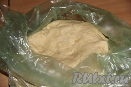 Сначала перемешать тесто ложкой, оно получится липким, а затем, подсыпая постепенно оставшуюся муку, замесить нежное и пластичное тесто. Убрать тесто в пакет и положить в холодильник на 2-4 часа (можно и на более длительное время).