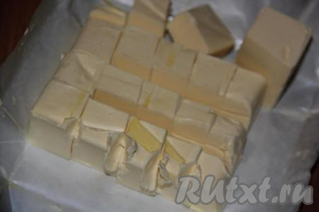 Маргарин комнатной температуры нарезать на крупные кубики.