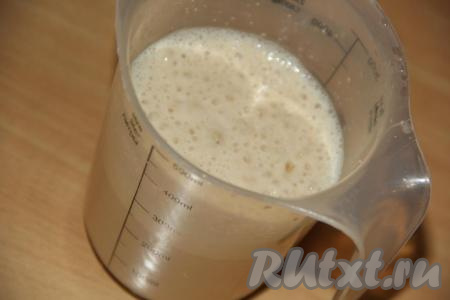 Маргарин достать из холодильника и оставить на 1 час при комнатной температуре. В тёплую воду (температура воды должна быть не выше 40 градусов) всыпать дрожжи и сахар, оставить на 10-15 минут (до появления пышной шапки).