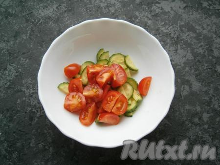 Огурцы нарезать полукружочками, помидоры черри - на 2-4 части.