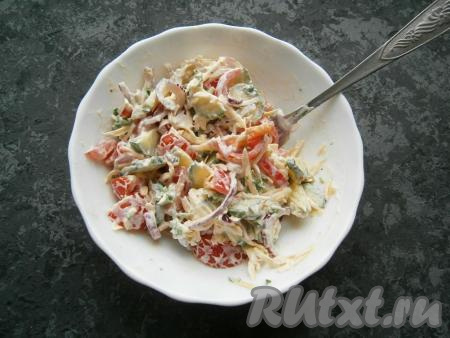 Салат хорошо перемешать.