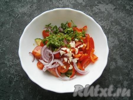 Сюда же добавить измельченную зелень петрушки и мелко нарезанный чеснок.