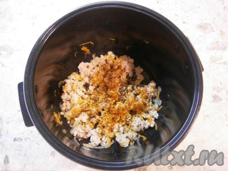 Выставить программу "Жарка" на 10 минут и обжаривать овощи, помешивая, до сигнала. Затем в чашу мультиварки к обжаренным овощам добавить фарш, соль, специи, приправу и чёрный молотый перец, перемешать и выставить программу "Жарка" на 15 минут. Обжаривать фарш, периодически перемешивая, до сигнала.