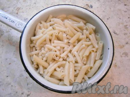 Предварительно отварить до готовности макароны, согласно инструкции на упаковке, откинуть их на дуршлаг. Морковку и лук очистить. 