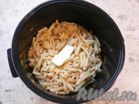 Далее выложить в чашу макароны, хорошо перемешать с фаршем. Добавить сливочное масло и выставить режим "Разогрев" на 15 минут.&nbsp;